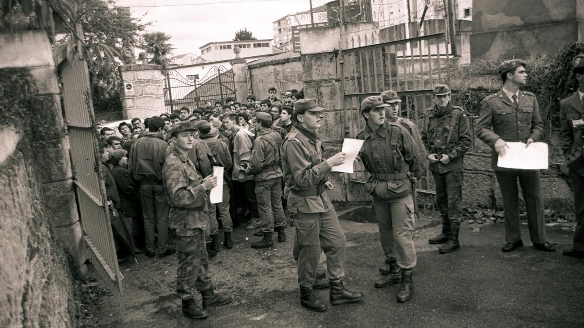 Soldados en el antiguo cuartel militar Zamora 8. Imagen de 1991.
