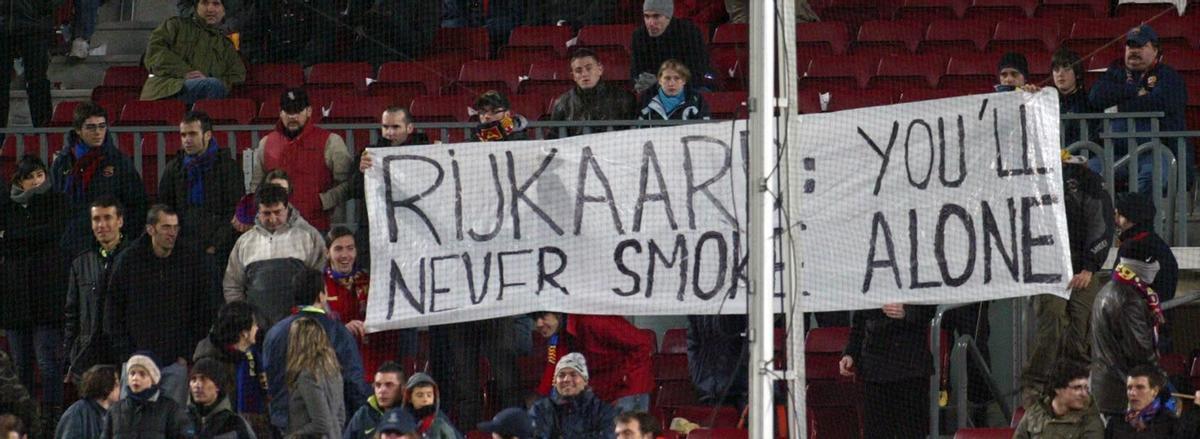 Pancarta en el Camp Nou dedicada a Rijkaard