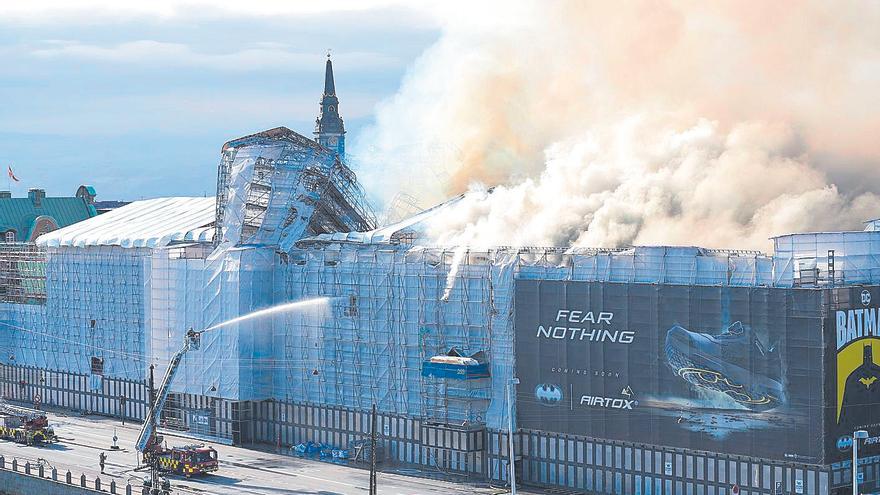 Un incendio devora el edificio de la antigua Bolsa de Copenhague