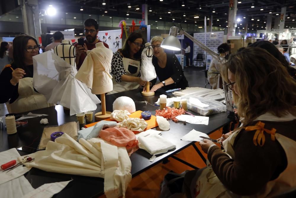 Mónica Oltra visita el puesto de la Escola d'Indumentària Tradicional Cànem en la Feria Fiesta y Boda