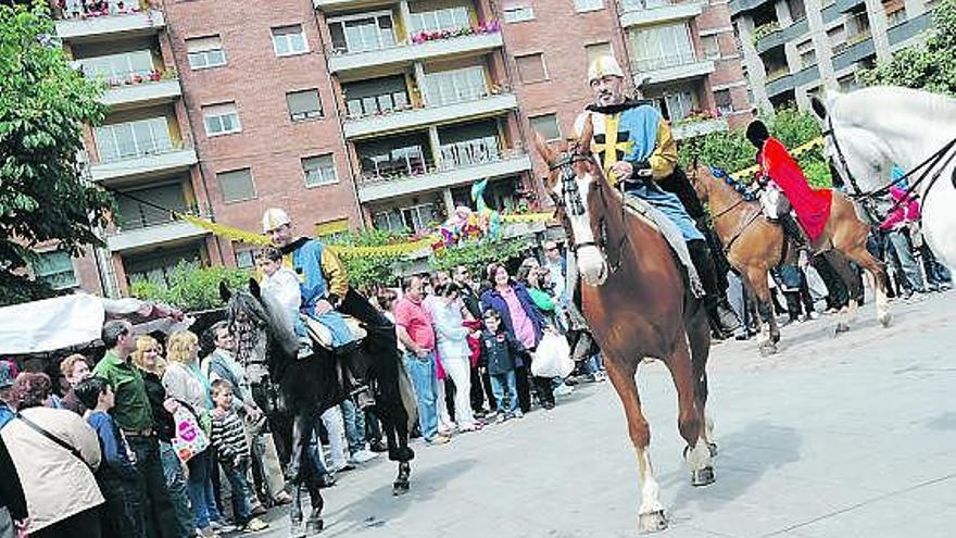 Uno de los pasacalles a caballo por el parque Jovellanos.