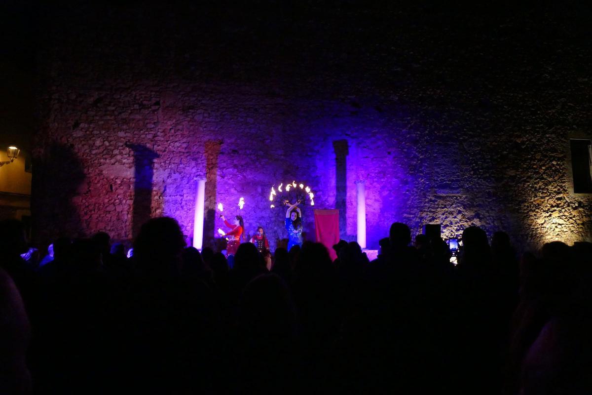 La 42a edició del Pessebre Vivent de Peralada manté viva la tradició recorrent el centre històric del poble