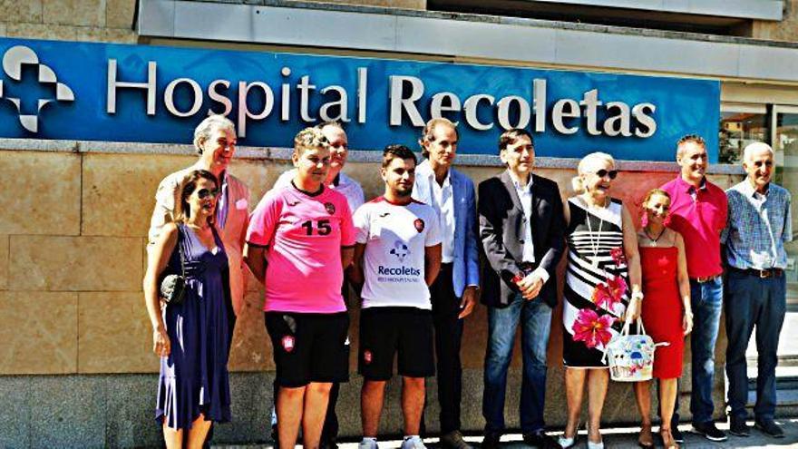 La nueva junta directiva del FS Zamora con el gerente del Hospital Recoletas, Oscar Iglesias.