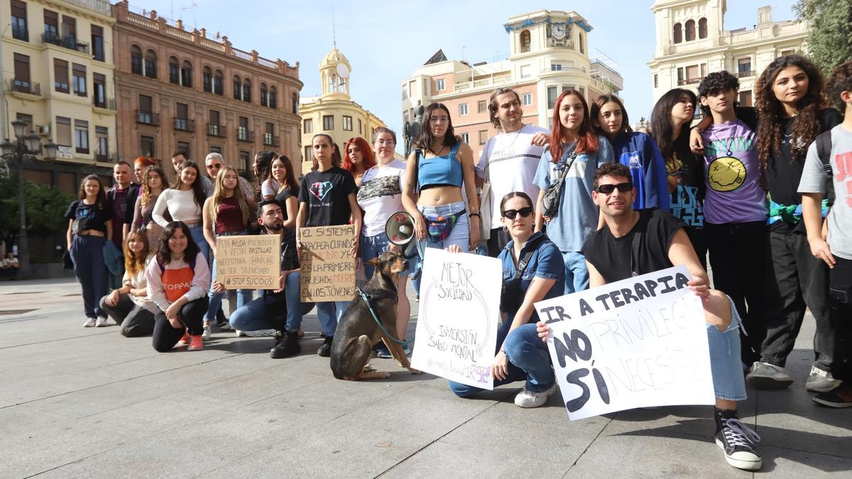 Protesta de estudiantes cordobeses en las Tendillas en defensa de una mayor atención a la salud mental. El Sindicato de Estudiantes ha convocado huelga para este jueves en Andalucía.