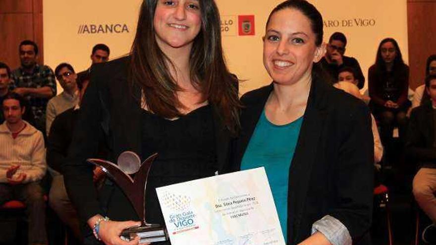 Laura Llópiz entrega el premio a Silvia Pequeño.