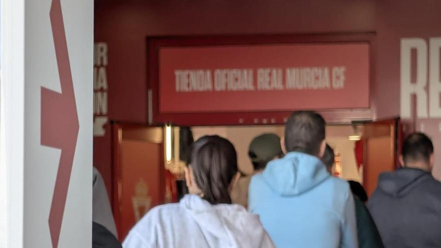 Una temporada llena de gastos extra para los abonados del Real Murcia