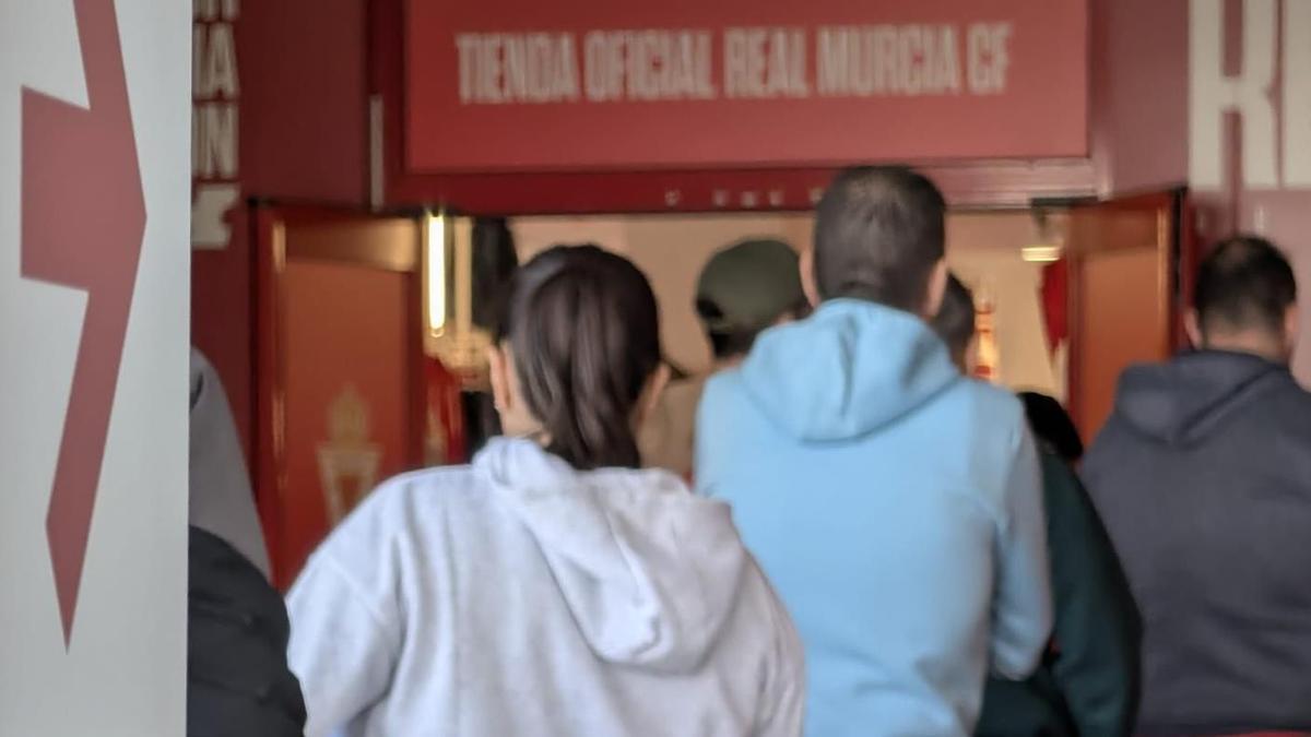Abonados del Real Murcia haciendo cola para sacar sus entradas en la previa del partido copero ante el Betis.