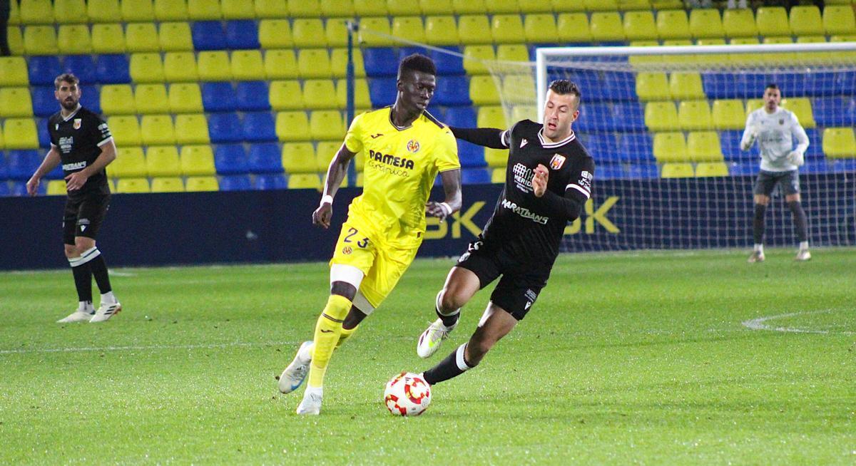 Alassane Diatta controla un balón en el centro del campo del Villarreal B.