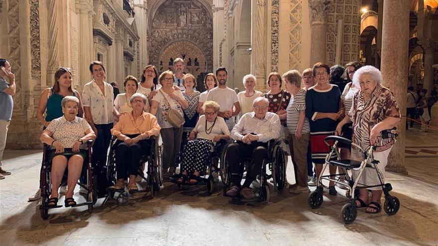 Usuarios de Alzheimer Córdoba visitan la exposición de la Magna Nazarena