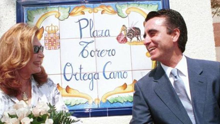 Ortega Cano junto a Rocío Jurado el día de la inauguración de la plaza, en el año 2001.