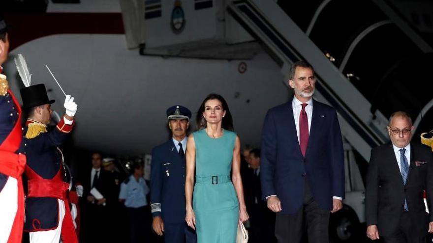 Los Reyes, tras bajar las escaleras del avión