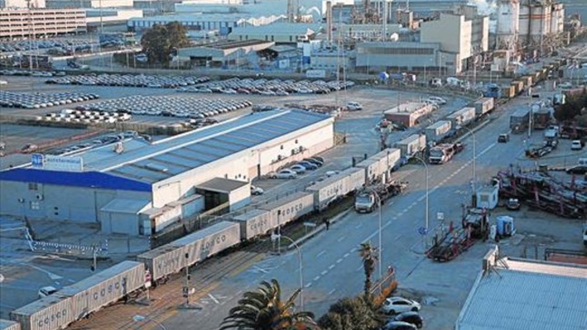 La Policía Nacional garantiza en Avilés la salida de camiones con piezas de  automoción