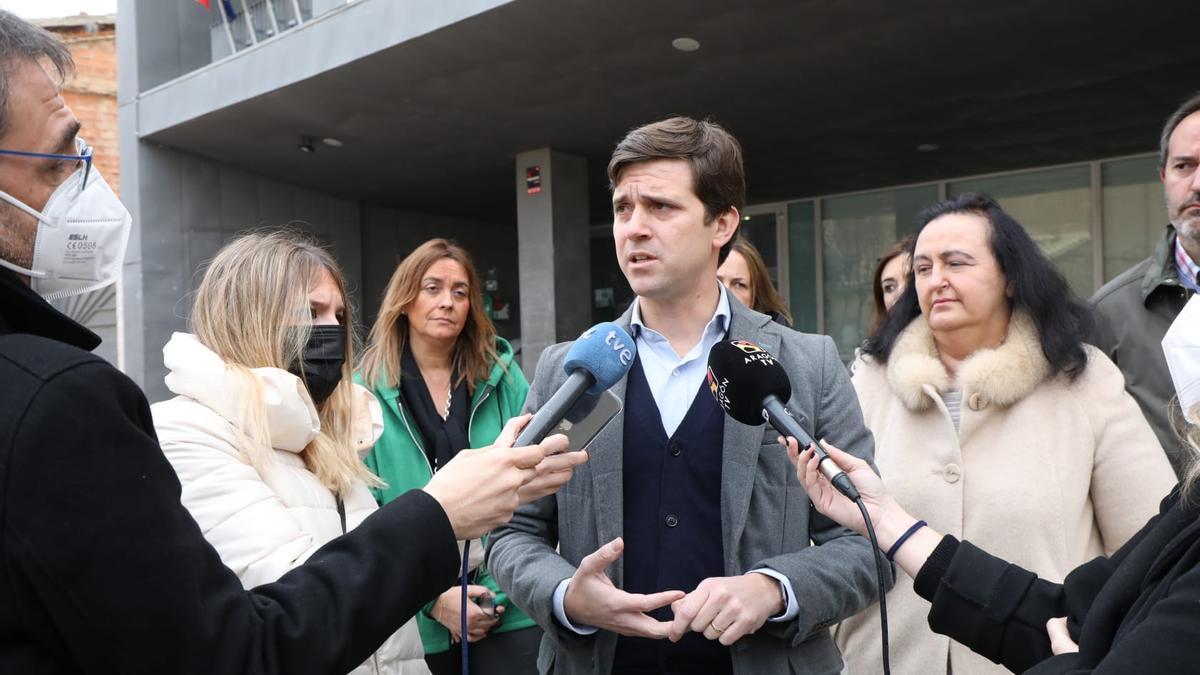 El presidente del PP de Zaragoza, Ramón Celma, ha acompañado este lunes a la alcaldesa de Cadrete, donde ha anunciado que pedirán un pleno extraordinario en la DPZ.