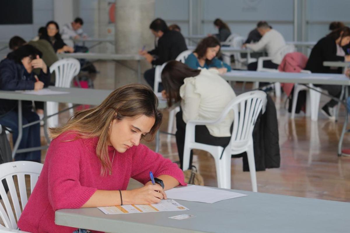 Cientos de personas realizan las pruebas orales del C2 de valenciano