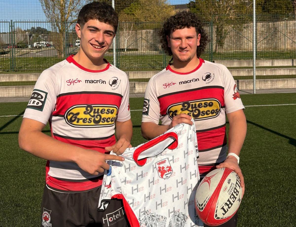 Manuel Gancedo y Nicolás González, mostrando la camiseta del Barbarian