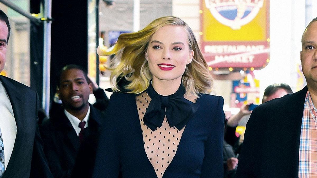 Copia el look de calle de Margot Robbie