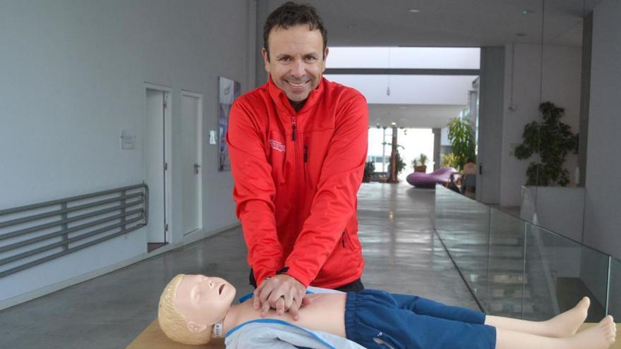 Roberto Barcala, con un maniquí de enseñanza de RCP. | Duvi