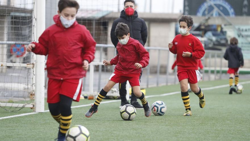 Jugadores del Rápido de Bouzas, en un entrenamiento. // RICARDO GROBAS