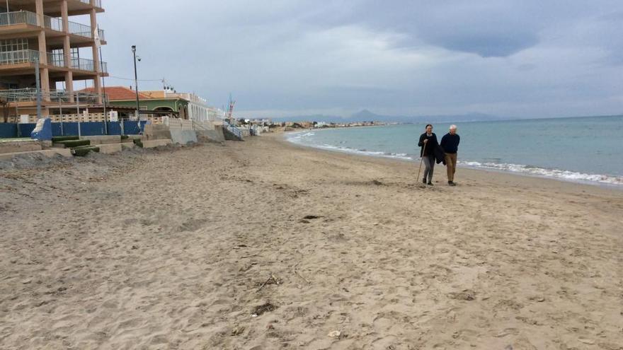 Otro temporal amenaza la regenerada playa de Dénia