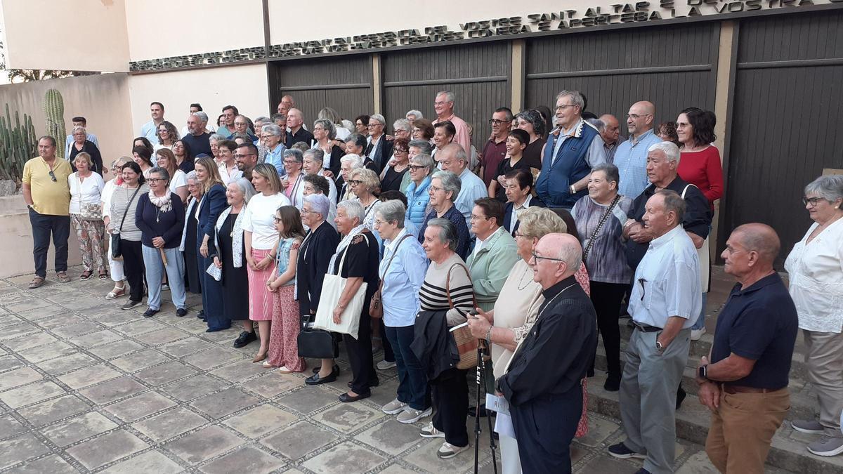 Foto de familia de los asistentes a la celebración del centenario del convento de las franciscanas en la Colònia de Sant Jordi.