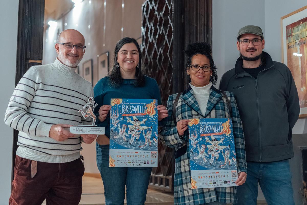 Els organitzadors del festival de titelles amb el cartell de la seua desena edició.