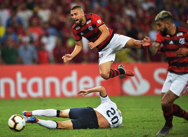 El jugador del Flamengo Leo Duarte y el jugador de la  Liga de Quito Christian Cruz (bottom) durante el partido de la Copa libertadores disputado en el estadio Maracana en Rio de Janeiro.