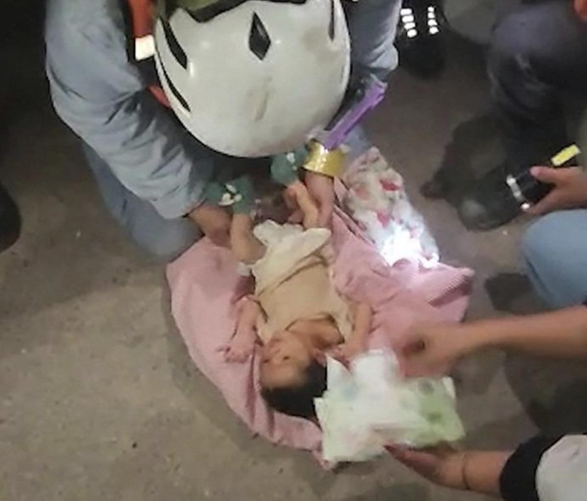 Nadó rescatat de la runa a La Guaira.   | ANDREINA QUINTERO / FRANCE PRESSE