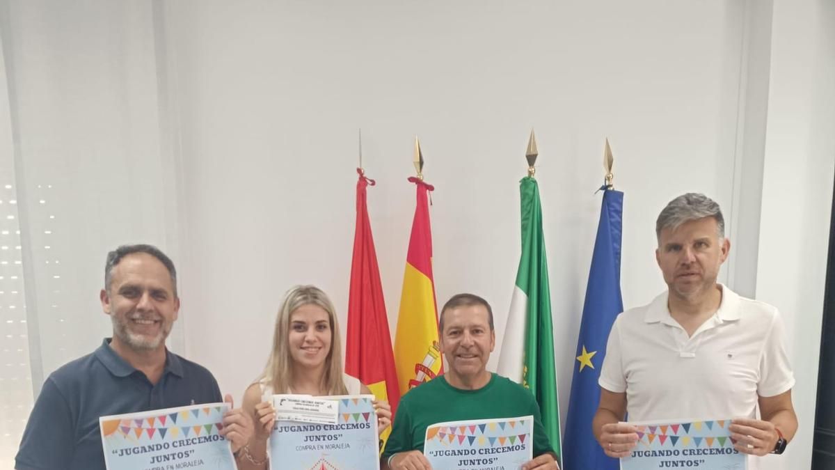 El alcalde, concejales y representantes de la asociación, en Moraleja.