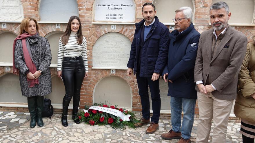 Representantes del PSOE malagueño, junto a la tumba de Rafael Salinas en el 105 aniversario del fallecimiento del fundador del PSOE