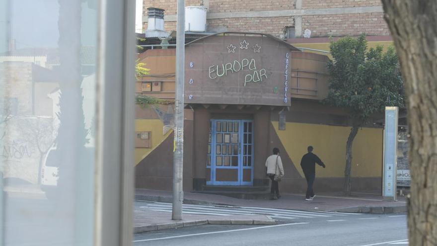 Dos personas pasan por la puerta del bar donde se produjo el suceso.