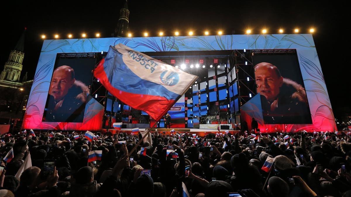 Putin (en una pantalla gigante) pronuncia un discurso durante un mitin cerca del Kremlin, en Moscú, el 18 de marzo.