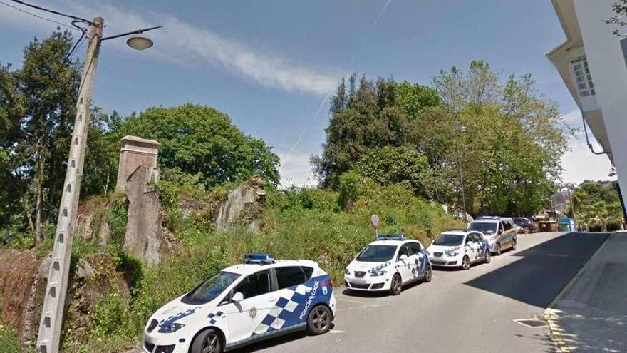 A la izquierda, tras los coches de la policía, ruinas dentro de la propiedad Molina, con el Concello, a la derecha.