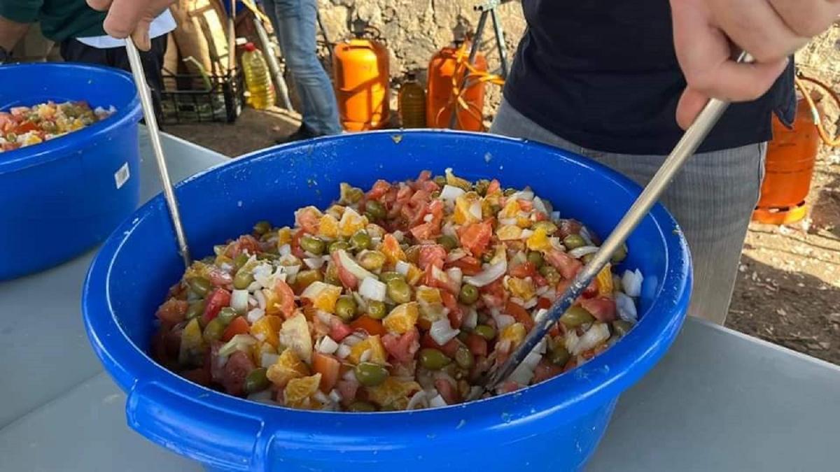 Las Migas Solidarias de Lagos se sirven con su aliño de ensalada o aceitunas.