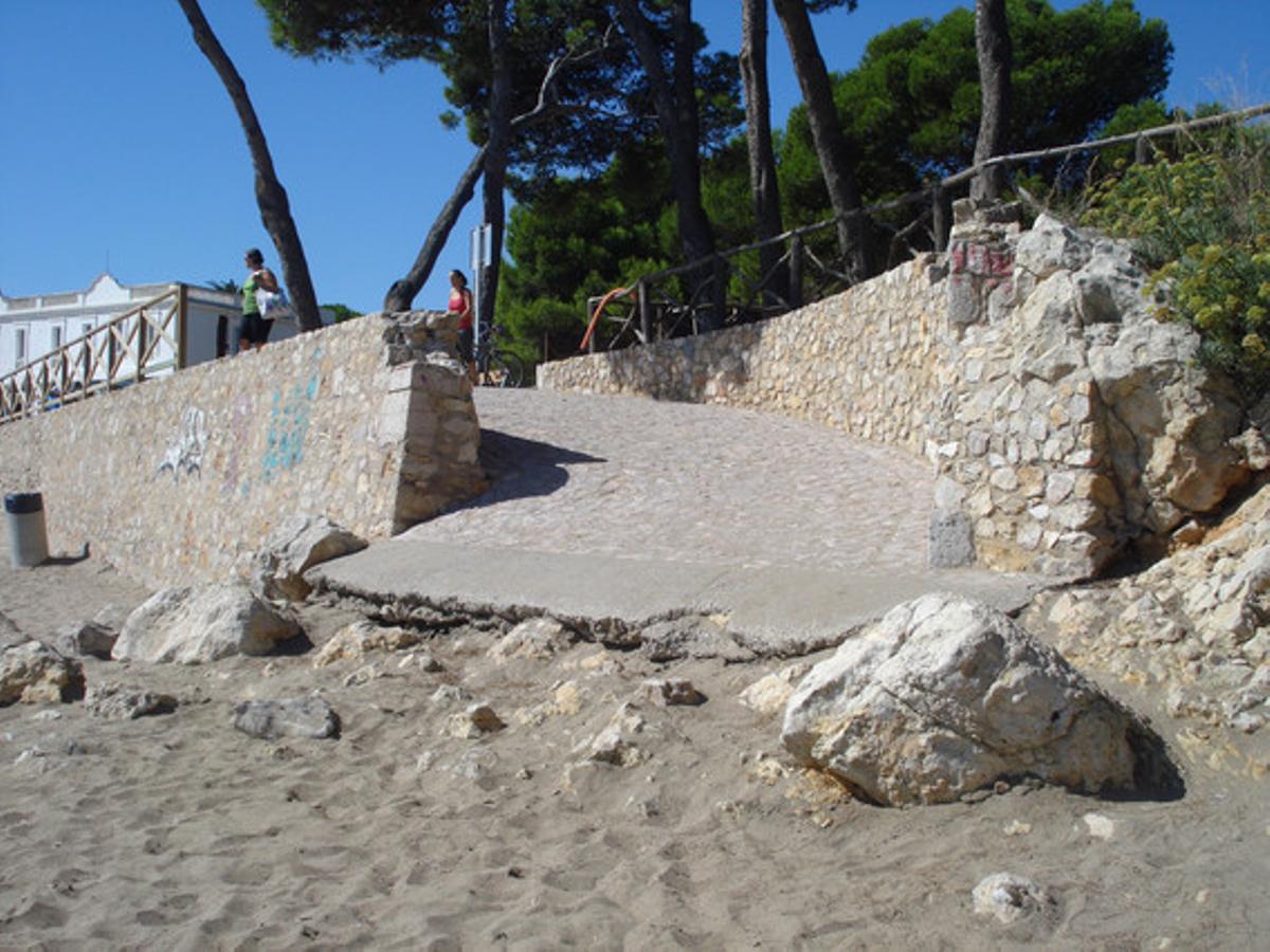 Un perillós accés a la platja. Aquest camí cap a la platja davant l’Hostal Empúries és extremadament perillós. Durant l’estiu la meva família i jo solem anar un parell o tres d’hores diàries a aquest racó de la Costa Brava i no hi ha dia {en que} no hagi algú que rellisqui, caigui o es doni un bon ensurt. El problema és que la rampa de la part de l’hostal té un desnivell molt pronunciat i, a l’estar habitualment amb bastant sorra, es converteix en una pista de gel.