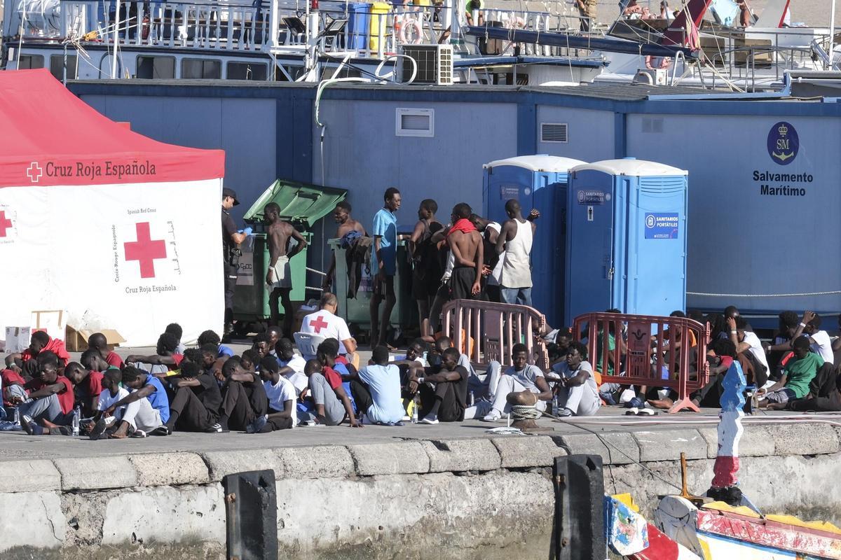 Llegan dos cayucos a El Hierro y Tenerife con 187 personas, uno de ellos con 47 mujeres