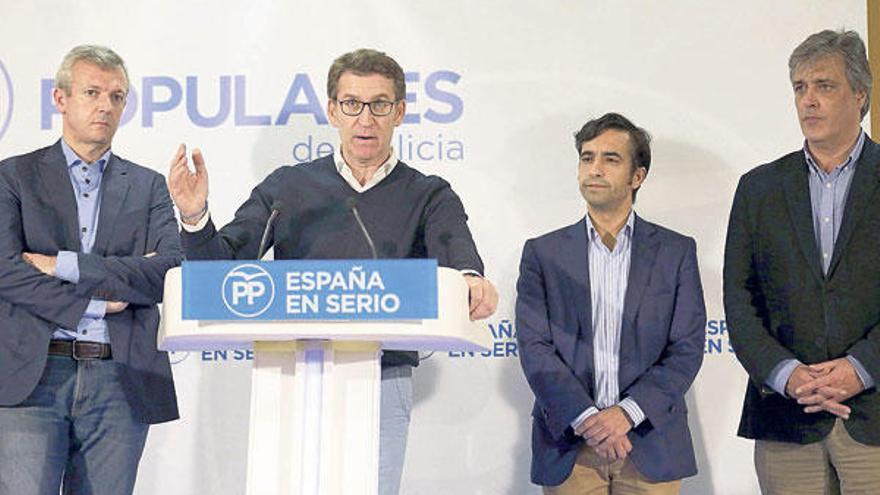 Rueda, Feijóo, Rey Varela y Pedro Puy, ayer, tras conocerse los resultados electorales. // Xoán Álvarez