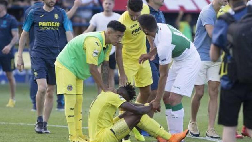 Jugadores del Villarreal y del Elche consuelan a Samu.