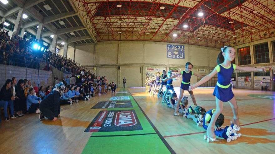 Una de las actuaciones del festival del Club Ánfora en el pabellón Pablo Herbello de Bueu. // Gonzalo Núñez