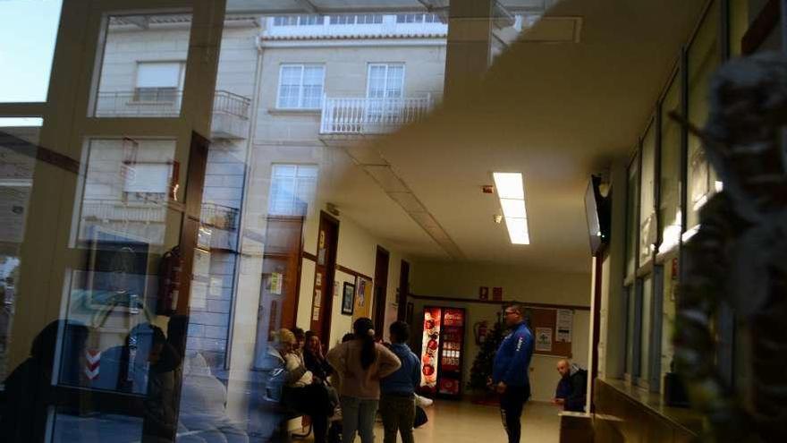 Pacientes, ayer, esperando a ser atendidos en el centro de salud moañés. // Gonzalo Núñez