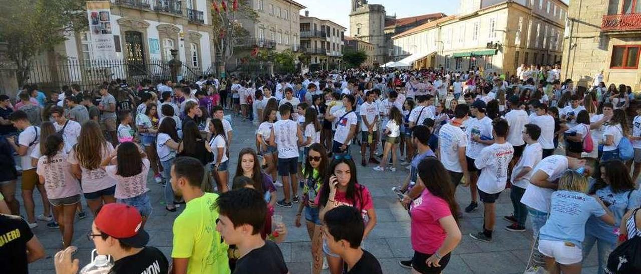 Jóvenes en la primera &quot;noche de peñas&quot; de la pasada edición de las fiestas. // Gustavo Santos