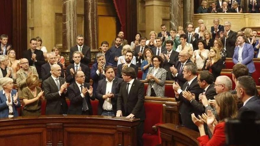 Puigdemont &#039;no declara&#039; y a la vez suspende la secesión