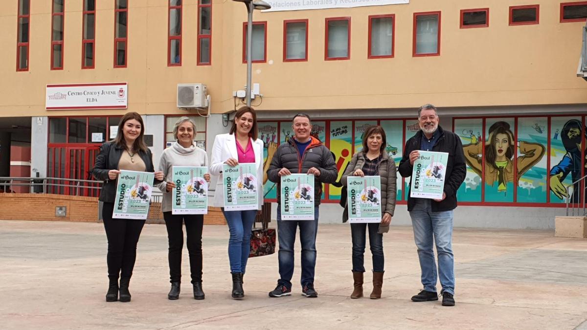 La concejala de Juventud, Anabel García, junto con las directoras y directores del IES Monasti, el IES La Melva, el CIPFP Valle de Elda y el IES La Torreta, Elda.