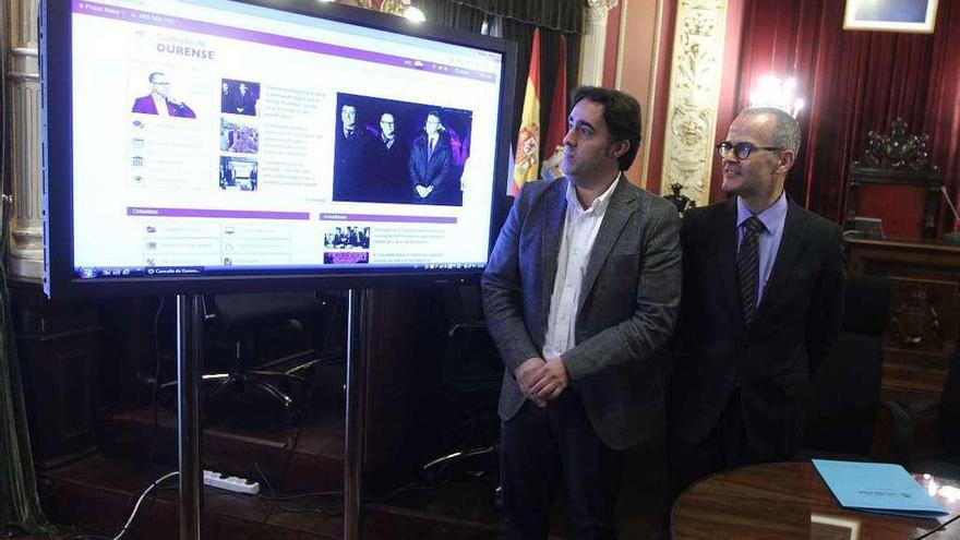 Jorge Pumar y el alcalde, Jesús Vázquez, en la presentación de la nueva web del Concello. // Jesús Regal