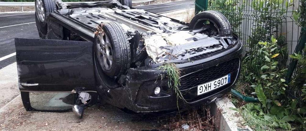 El vehículo volcado tras el siniestro de ayer en Reza . // FdV