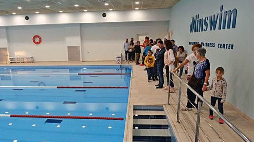 Visitants a la inauguració de la piscina.