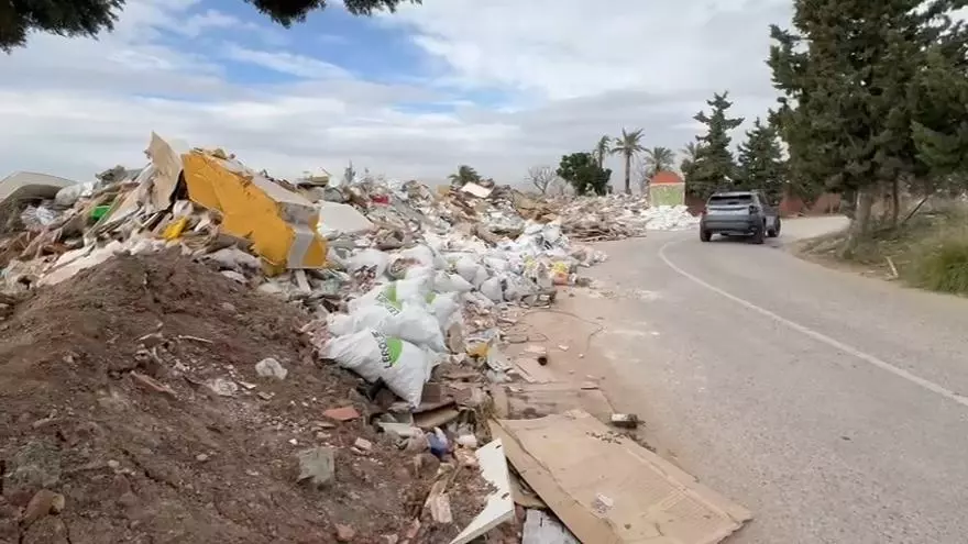 Una nueva escombrera en Rabasa invade la carretera