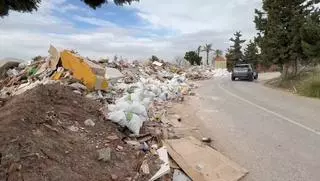 Una nueva escombrera en Rabasa invade la carretera