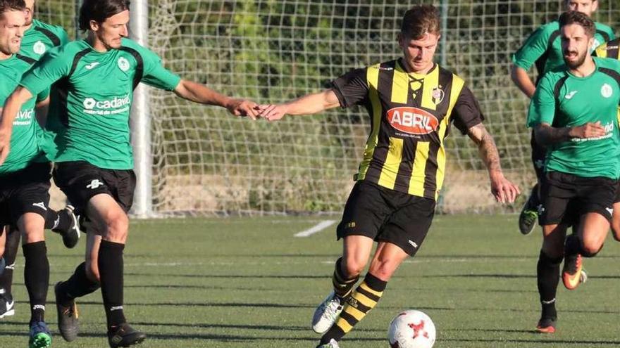 Deivid, autor del primer gol del Rápido en Segunda B, durante un amistoso de pretemporada. // Jesús Regal