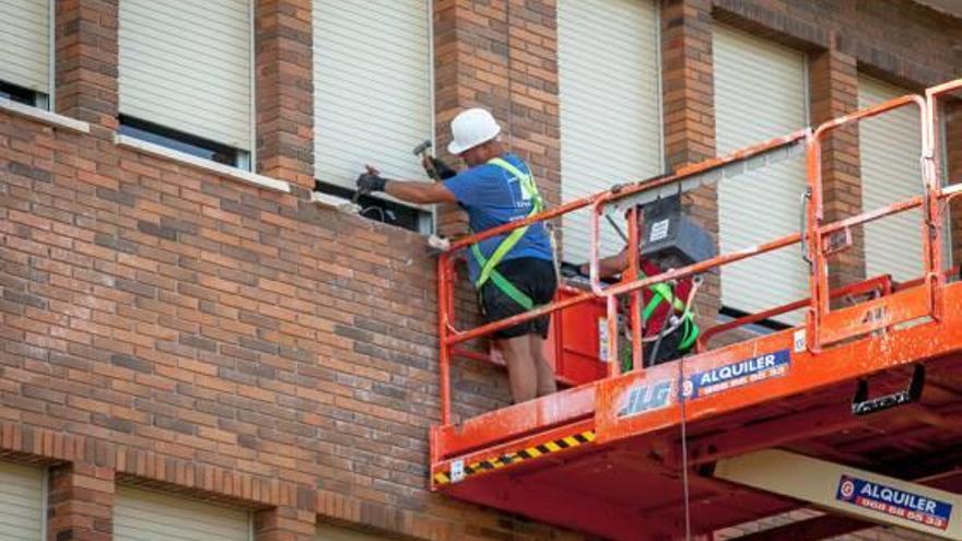 Imagen de las primeras reparaciones que se están llevando a cabo en el Felicidad Bernabeu.