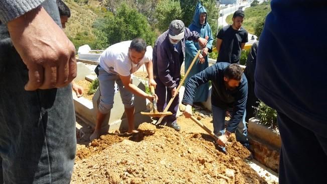 Mustafá Abdesalam, camarero del bar Zig Zags, es enterrado en su Ceuta natal